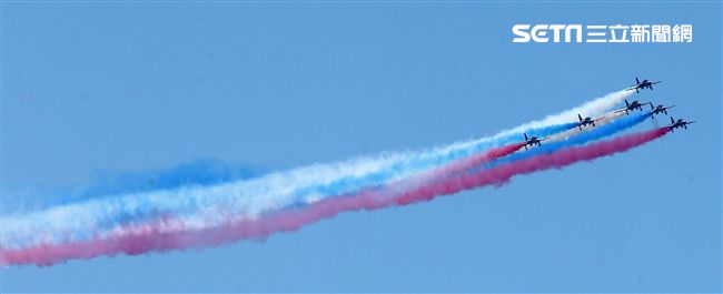 107空軍國防知性之旅營區開放台東志航基地登場，雷虎小組特技表演壓軸搭配彩色煙霧將藍天為畫布，呈現不同精采的畫面。（記者邱榮吉/台東拍攝）