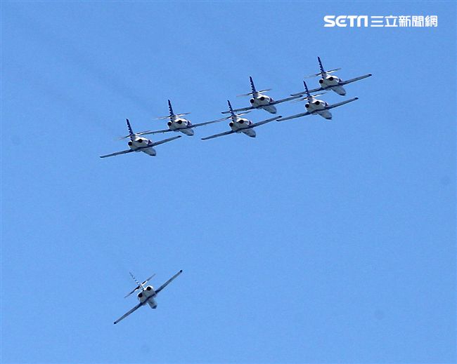 107空軍國防知性之旅營區開放台東志航基地登場，雷虎小組特技表演壓軸搭配彩色煙霧將藍天為畫布，呈現不同精采的畫面。（記者邱榮吉/台東拍攝）