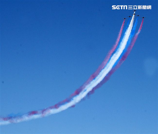 107空軍國防知性之旅營區開放台東志航基地登場，雷虎小組特技表演壓軸搭配彩色煙霧將藍天為畫布，呈現不同精采的畫面。（記者邱榮吉/台東拍攝）