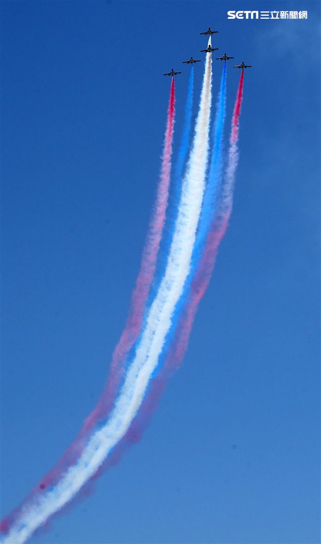 107空軍國防知性之旅營區開放台東志航基地登場，雷虎小組特技表演壓軸搭配彩色煙霧將藍天為畫布，呈現不同精采的畫面。（記者邱榮吉/台東拍攝）