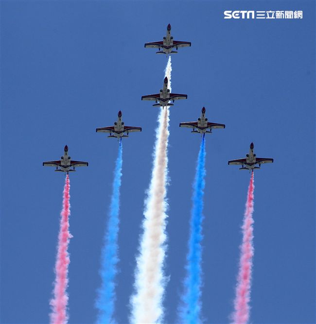 107空軍國防知性之旅營區開放台東志航基地登場，雷虎小組特技表演壓軸搭配彩色煙霧將藍天為畫布，呈現不同精采的畫面。（記者邱榮吉/台東拍攝）