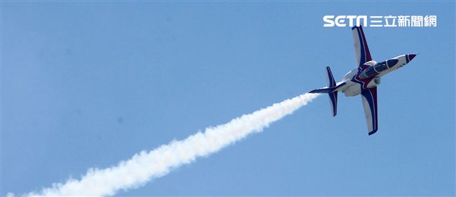 107空軍國防知性之旅營區開放台東志航基地登場，雷虎小組特技表演壓軸搭配彩色煙霧將藍天為畫布，呈現不同精采的畫面。（記者邱榮吉/台東拍攝）