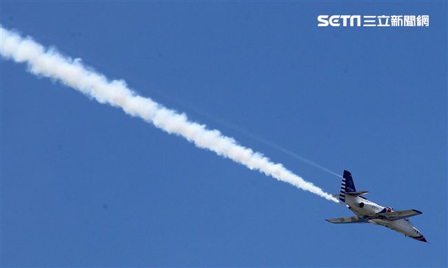 107空軍國防知性之旅營區開放台東志航基地登場，雷虎小組特技表演壓軸搭配彩色煙霧將藍天為畫布，呈現不同精采的畫面。（記者邱榮吉/台東拍攝）
