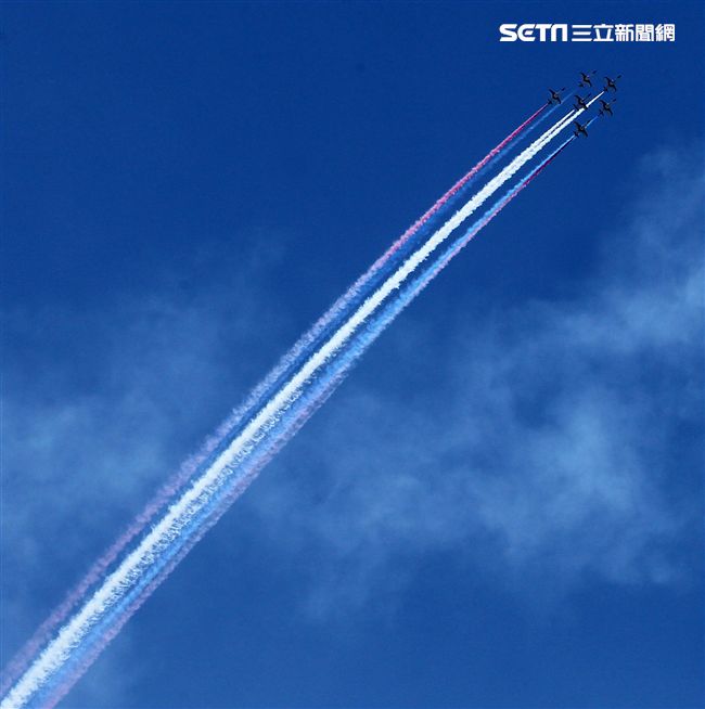 107空軍國防知性之旅營區開放台東志航基地登場，雷虎小組特技表演壓軸搭配彩色煙霧將藍天為畫布，呈現不同精采的畫面。（記者邱榮吉/台東拍攝）