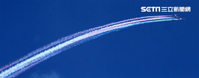 107空軍國防知性之旅營區開放台東志航基地登場，雷虎小組特技表演壓軸搭配彩色煙霧將藍天為畫布，呈現不同精采的畫面。（記者邱榮吉/台東拍攝）