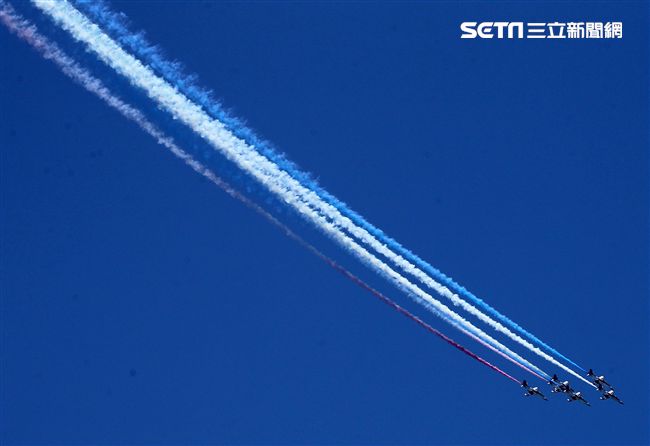 107空軍國防知性之旅營區開放台東志航基地登場，雷虎小組特技表演壓軸搭配彩色煙霧將藍天為畫布，呈現不同精采的畫面。（記者邱榮吉/台東拍攝）