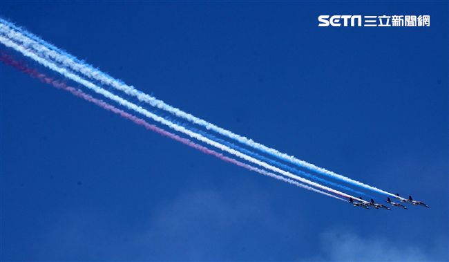 107空軍國防知性之旅營區開放台東志航基地登場，雷虎小組特技表演壓軸搭配彩色煙霧將藍天為畫布，呈現不同精采的畫面。（記者邱榮吉/台東拍攝）