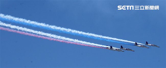 107空軍國防知性之旅營區開放台東志航基地登場，雷虎小組特技表演壓軸搭配彩色煙霧將藍天為畫布，呈現不同精采的畫面。（記者邱榮吉/台東拍攝）