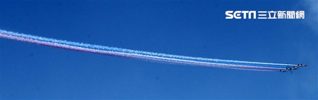 107空軍國防知性之旅營區開放台東志航基地登場，雷虎小組特技表演壓軸搭配彩色煙霧將藍天為畫布，呈現不同精采的畫面。（記者邱榮吉/台東拍攝）