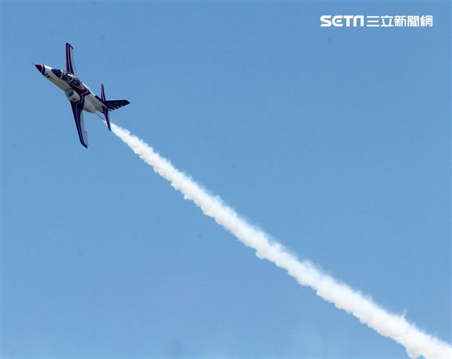 107空軍國防知性之旅營區開放台東志航基地登場，雷虎小組特技表演壓軸搭配彩色煙霧將藍天為畫布，呈現不同精采的畫面。（記者邱榮吉/台東拍攝）