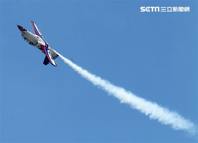 107空軍國防知性之旅營區開放台東志航基地登場，雷虎小組特技表演壓軸搭配彩色煙霧將藍天為畫布，呈現不同精采的畫面。（記者邱榮吉/台東拍攝）
