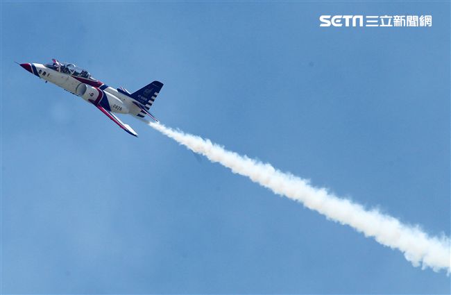 107空軍國防知性之旅營區開放台東志航基地登場，雷虎小組特技表演壓軸搭配彩色煙霧將藍天為畫布，呈現不同精采的畫面。（記者邱榮吉/台東拍攝）