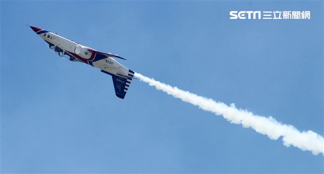 107空軍國防知性之旅營區開放台東志航基地登場，雷虎小組特技表演壓軸搭配彩色煙霧將藍天為畫布，呈現不同精采的畫面。（記者邱榮吉/台東拍攝）