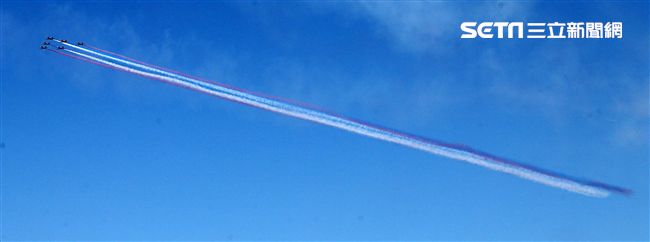 107空軍國防知性之旅營區開放台東志航基地登場，雷虎小組特技表演壓軸搭配彩色煙霧將藍天為畫布，呈現不同精采的畫面。（記者邱榮吉/台東拍攝）