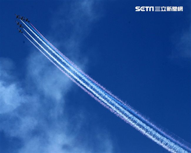 107空軍國防知性之旅營區開放台東志航基地登場，雷虎小組特技表演壓軸搭配彩色煙霧將藍天為畫布，呈現不同精采的畫面。（記者邱榮吉/台東拍攝）