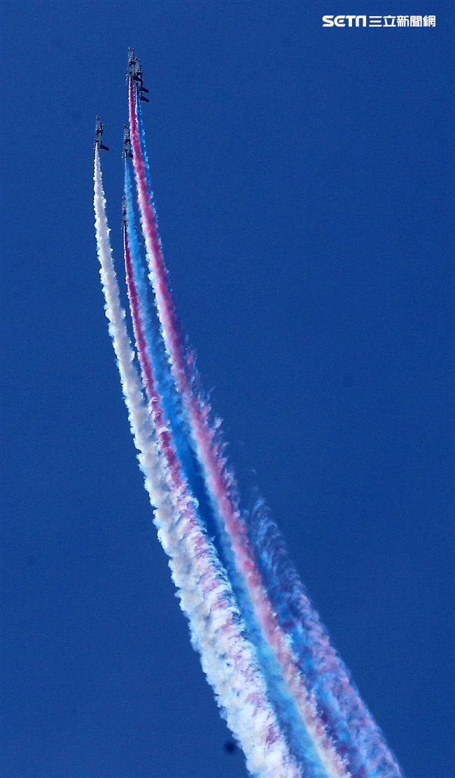 107空軍國防知性之旅營區開放台東志航基地登場，雷虎小組特技表演壓軸搭配彩色煙霧將藍天為畫布，呈現不同精采的畫面。（記者邱榮吉/台東拍攝）