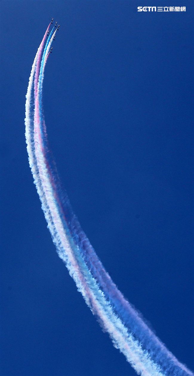 107空軍國防知性之旅營區開放台東志航基地登場，雷虎小組特技表演壓軸搭配彩色煙霧將藍天為畫布，呈現不同精采的畫面。（記者邱榮吉/台東拍攝）