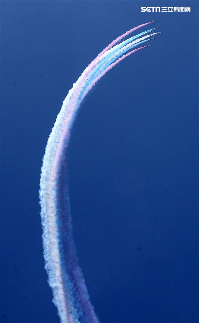 107空軍國防知性之旅營區開放台東志航基地登場，雷虎小組特技表演壓軸搭配彩色煙霧將藍天為畫布，呈現不同精采的畫面。（記者邱榮吉/台東拍攝）