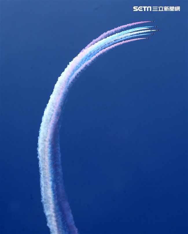 107空軍國防知性之旅營區開放台東志航基地登場，雷虎小組特技表演壓軸搭配彩色煙霧將藍天為畫布，呈現不同精采的畫面。（記者邱榮吉/台東拍攝）