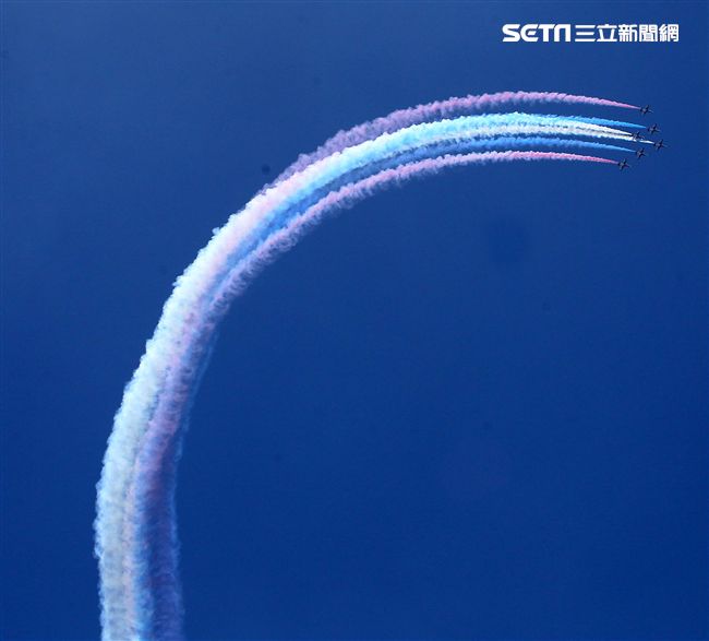 107空軍國防知性之旅營區開放台東志航基地登場，雷虎小組特技表演壓軸搭配彩色煙霧將藍天為畫布，呈現不同精采的畫面。（記者邱榮吉/台東拍攝）