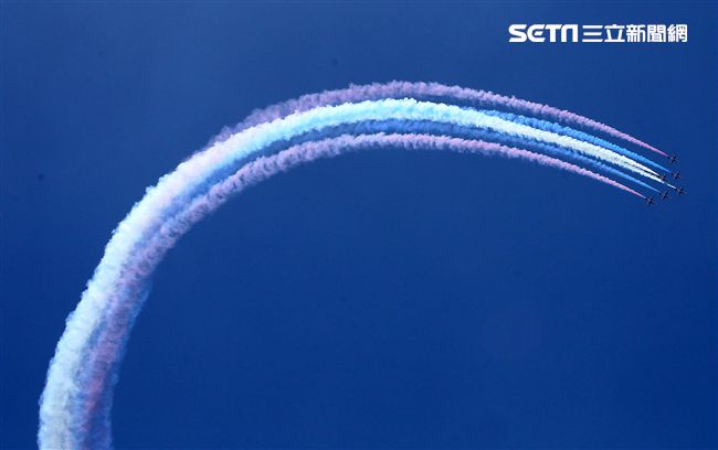 107空軍國防知性之旅營區開放台東志航基地登場，雷虎小組特技表演壓軸搭配彩色煙霧將藍天為畫布，呈現不同精采的畫面。（記者邱榮吉/台東拍攝）