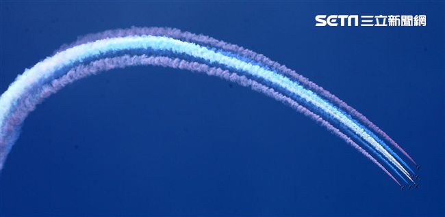 107空軍國防知性之旅營區開放台東志航基地登場，雷虎小組特技表演壓軸搭配彩色煙霧將藍天為畫布，呈現不同精采的畫面。（記者邱榮吉/台東拍攝）