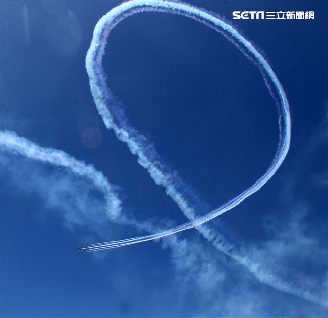 107空軍國防知性之旅營區開放台東志航基地登場，雷虎小組特技表演壓軸搭配彩色煙霧將藍天為畫布，呈現不同精采的畫面。（記者邱榮吉/台東拍攝）