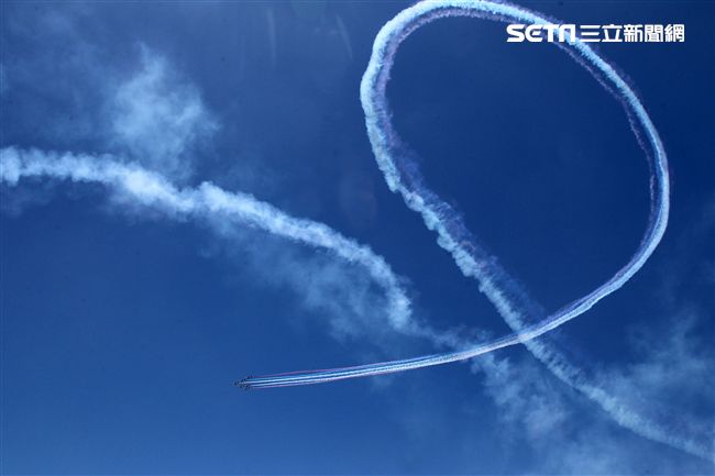 107空軍國防知性之旅營區開放台東志航基地登場，雷虎小組特技表演壓軸搭配彩色煙霧將藍天為畫布，呈現不同精采的畫面。（記者邱榮吉/台東拍攝）
