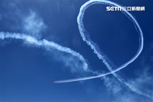 107空軍國防知性之旅營區開放台東志航基地登場，雷虎小組特技表演壓軸搭配彩色煙霧將藍天為畫布，呈現不同精采的畫面。（記者邱榮吉/台東拍攝）
