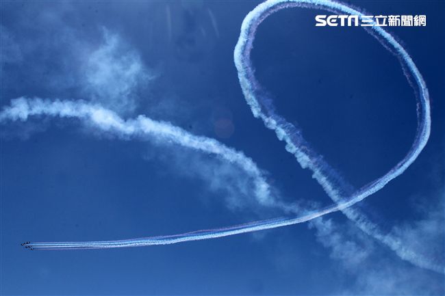 107空軍國防知性之旅營區開放台東志航基地登場，雷虎小組特技表演壓軸搭配彩色煙霧將藍天為畫布，呈現不同精采的畫面。（記者邱榮吉/台東拍攝）