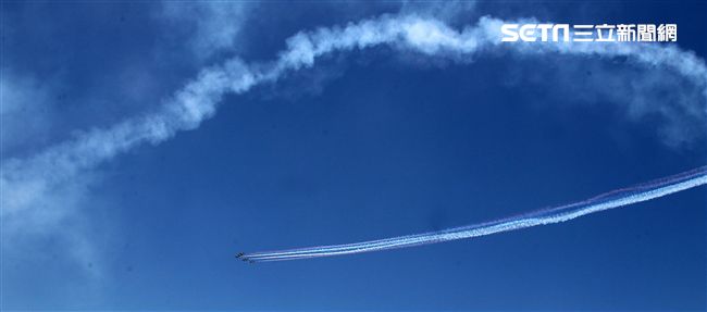 107空軍國防知性之旅營區開放台東志航基地登場，雷虎小組特技表演壓軸搭配彩色煙霧將藍天為畫布，呈現不同精采的畫面。（記者邱榮吉/台東拍攝）