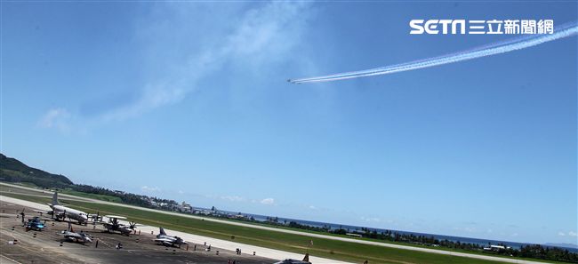 107空軍國防知性之旅營區開放台東志航基地登場，雷虎小組特技表演壓軸搭配彩色煙霧將藍天為畫布，呈現不同精采的畫面。（記者邱榮吉/台東拍攝）