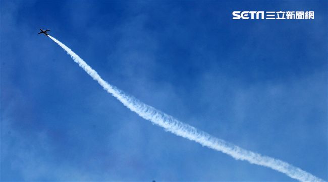 107空軍國防知性之旅營區開放台東志航基地登場，雷虎小組特技表演壓軸搭配彩色煙霧將藍天為畫布，呈現不同精采的畫面。（記者邱榮吉/台東拍攝）