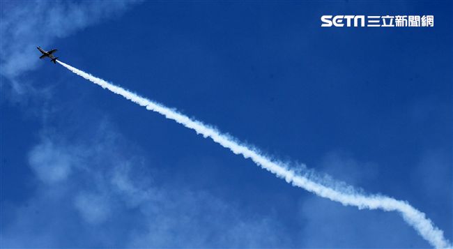 107空軍國防知性之旅營區開放台東志航基地登場，雷虎小組特技表演壓軸搭配彩色煙霧將藍天為畫布，呈現不同精采的畫面。（記者邱榮吉/台東拍攝）