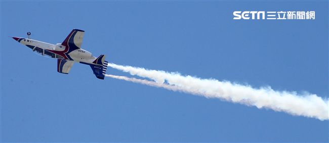 107空軍國防知性之旅營區開放台東志航基地登場，雷虎小組特技表演壓軸搭配彩色煙霧將藍天為畫布，呈現不同精采的畫面。（記者邱榮吉/台東拍攝）