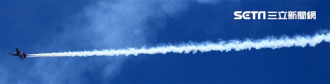 107空軍國防知性之旅營區開放台東志航基地登場，雷虎小組特技表演壓軸搭配彩色煙霧將藍天為畫布，呈現不同精采的畫面。（記者邱榮吉/台東拍攝）
