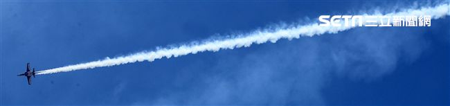 107空軍國防知性之旅營區開放台東志航基地登場，雷虎小組特技表演壓軸搭配彩色煙霧將藍天為畫布，呈現不同精采的畫面。（記者邱榮吉/台東拍攝）