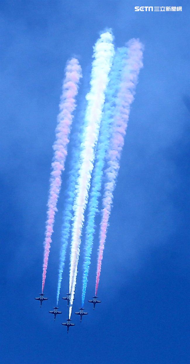 107空軍國防知性之旅營區開放台東志航基地登場，雷虎小組特技表演壓軸搭配彩色煙霧將藍天為畫布，呈現不同精采的畫面。（記者邱榮吉/台東拍攝）