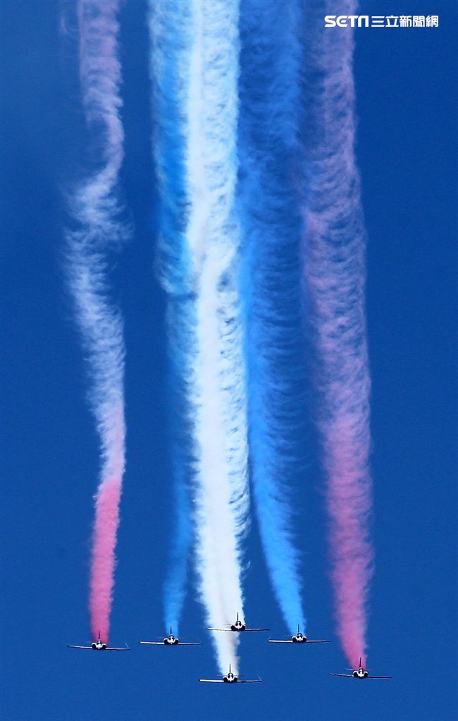 107空軍國防知性之旅營區開放台東志航基地登場，雷虎小組特技表演壓軸搭配彩色煙霧將藍天為畫布，呈現不同精采的畫面。（記者邱榮吉/台東拍攝）
