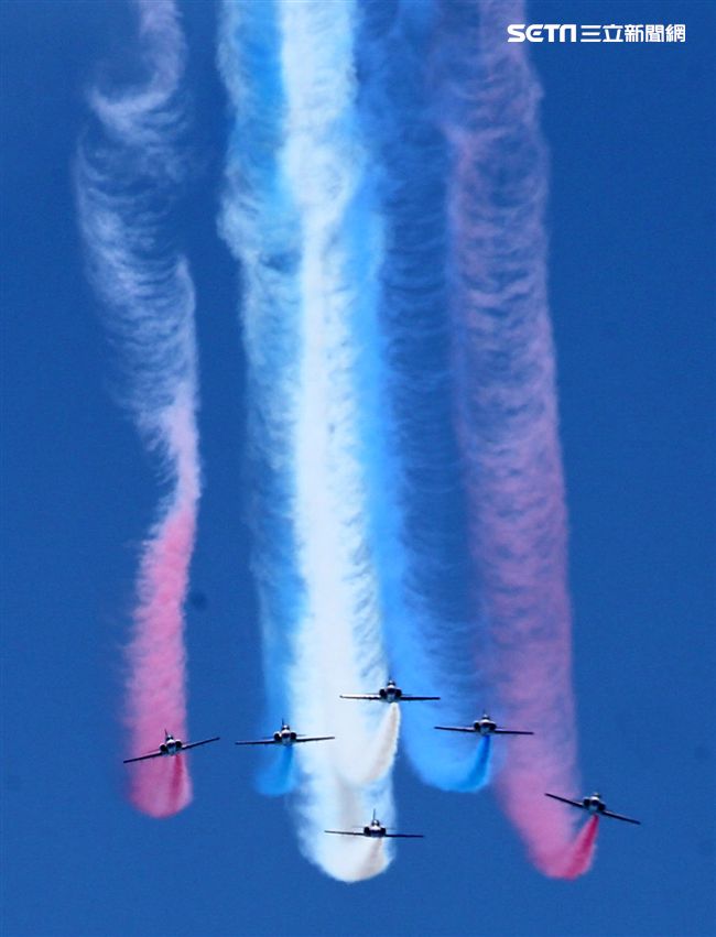 107空軍國防知性之旅營區開放台東志航基地登場，雷虎小組特技表演壓軸搭配彩色煙霧將藍天為畫布，呈現不同精采的畫面。（記者邱榮吉/台東拍攝）
