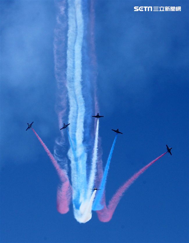 107空軍國防知性之旅營區開放台東志航基地登場，雷虎小組特技表演壓軸搭配彩色煙霧將藍天為畫布，呈現不同精采的畫面。（記者邱榮吉/台東拍攝）