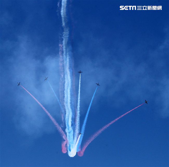107空軍國防知性之旅營區開放台東志航基地登場，雷虎小組特技表演壓軸搭配彩色煙霧將藍天為畫布，呈現不同精采的畫面。（記者邱榮吉/台東拍攝）
