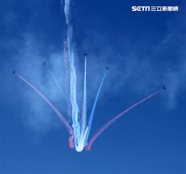107空軍國防知性之旅營區開放台東志航基地登場，雷虎小組特技表演壓軸搭配彩色煙霧將藍天為畫布，呈現不同精采的畫面。（記者邱榮吉/台東拍攝）