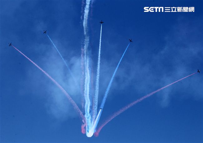 107空軍國防知性之旅營區開放台東志航基地登場，雷虎小組特技表演壓軸搭配彩色煙霧將藍天為畫布，呈現不同精采的畫面。（記者邱榮吉/台東拍攝）