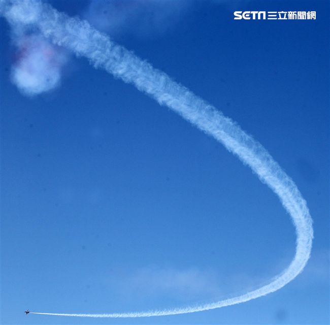 107空軍國防知性之旅營區開放台東志航基地登場，雷虎小組特技表演壓軸搭配彩色煙霧將藍天為畫布，呈現不同精采的畫面。（記者邱榮吉/台東拍攝）
