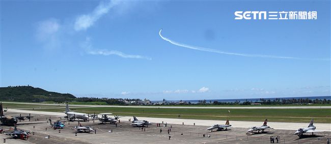 107空軍國防知性之旅營區開放台東志航基地登場，雷虎小組特技表演壓軸搭配彩色煙霧將藍天為畫布，呈現不同精采的畫面。（記者邱榮吉/台東拍攝）