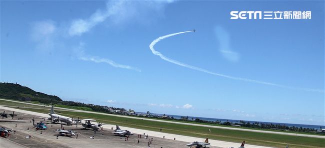 107空軍國防知性之旅營區開放台東志航基地登場，雷虎小組特技表演壓軸搭配彩色煙霧將藍天為畫布，呈現不同精采的畫面。（記者邱榮吉/台東拍攝）