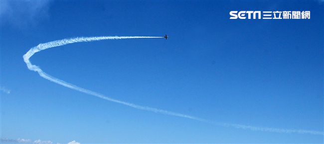 107空軍國防知性之旅營區開放台東志航基地登場，雷虎小組特技表演壓軸搭配彩色煙霧將藍天為畫布，呈現不同精采的畫面。（記者邱榮吉/台東拍攝）