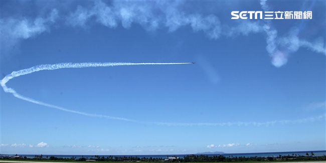 107空軍國防知性之旅營區開放台東志航基地登場，雷虎小組特技表演壓軸搭配彩色煙霧將藍天為畫布，呈現不同精采的畫面。（記者邱榮吉/台東拍攝）