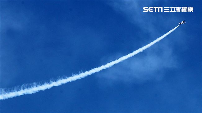107空軍國防知性之旅營區開放台東志航基地登場，雷虎小組特技表演壓軸搭配彩色煙霧將藍天為畫布，呈現不同精采的畫面。（記者邱榮吉/台東拍攝）